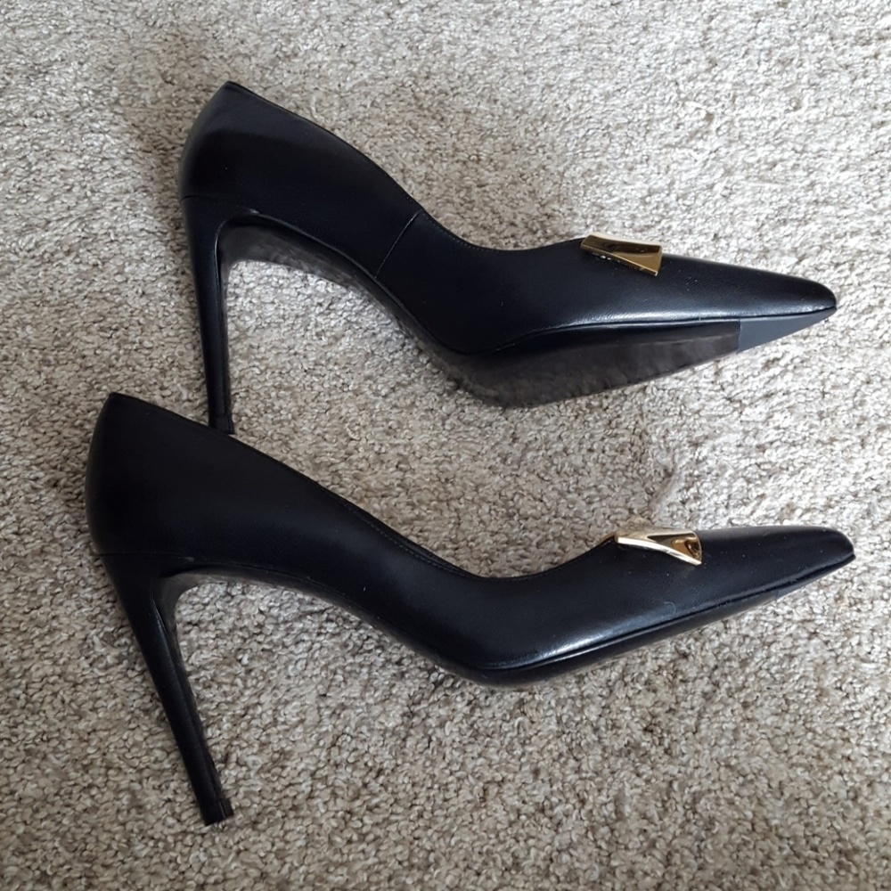 Stuart Weitzman Stanton 90 Black Leather pump With Gold Bow Detail - Picture 8 of 13